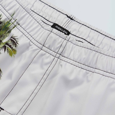 Calções de banho brancos com estampa de folhas tropicais e etiqueta OSKLEN