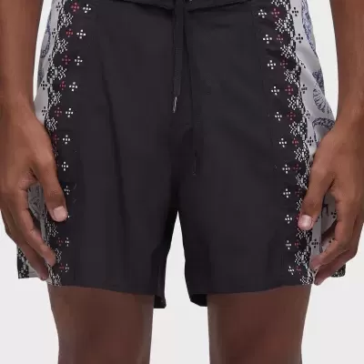 Calções de banho masculinos pretos com padrões geométricos nas laterais e cordão na cintura