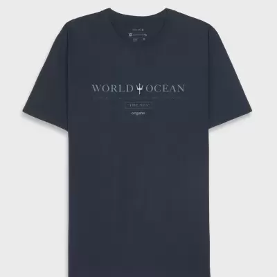 T-shirt azul escuro com texto branco 'WORLD OCEAN' e decote redondo