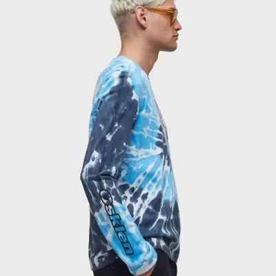 Sweatshirt tie-dye azul e branco com texto na manga