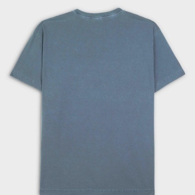 T-shirt azul de costas sobre fundo branco