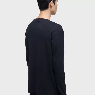 modelo visto de costas com camisola preta de manga comprida e calças pretas com costuras brancas