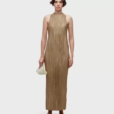 Dress longo dourado plissado com bolsa branca e sapatos castanhos