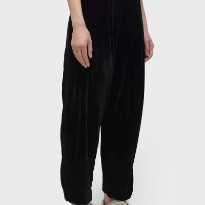 Calças femininas pretas de tecido aveludado com corte largo