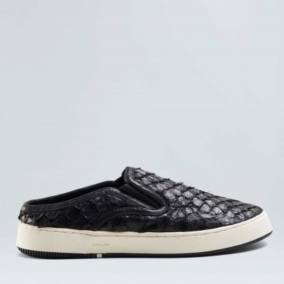 Tênis mule preto com textura escamosa e sola branca