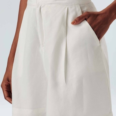 Calções brancos femininos com bolsos e pregas, cintura alta