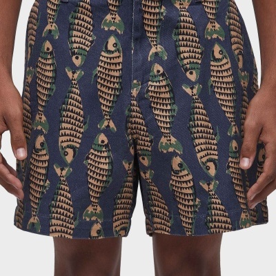Calções azuis com padrão de peixes castanhos e pretos