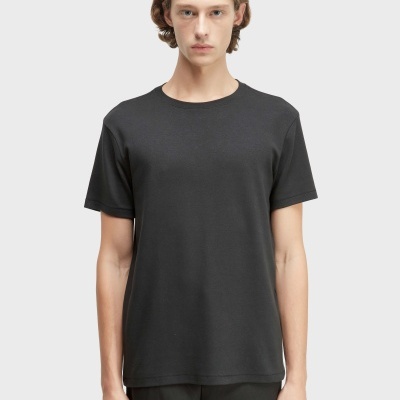 T-shirt masculina preta com gola redonda vista de frente