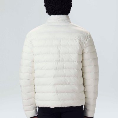 Casaco acolchoado branco visto de costas