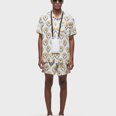 Homem com roupa e acessórios contra fundo branco