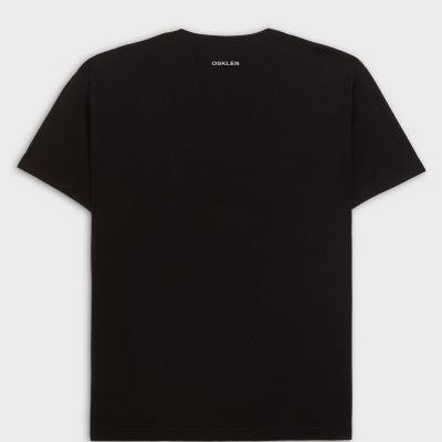T-shirt preta com logo OSKLEN na parte de trás, perto da gola