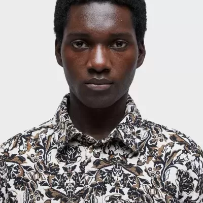 Camisa estampada com padrão floral em preto, branco e castanho