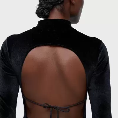 Veste preta de veludo com recorte nas costas e cordão atado