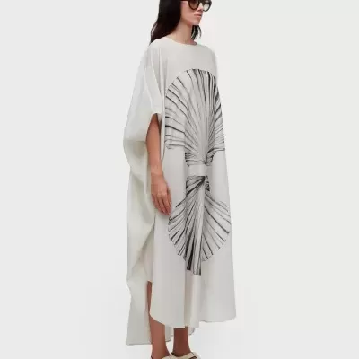 Vestido longo branco com estampa preta abstrata e mangas largas