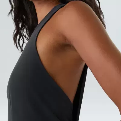 peça de roupa preta sem mangas com decote cavado nas laterais