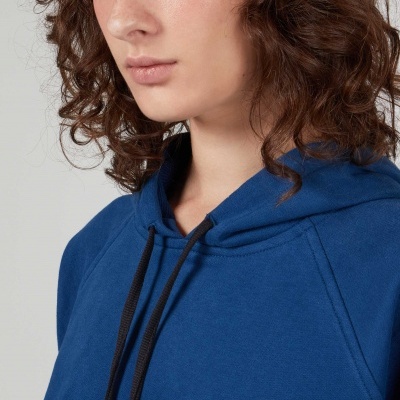 Pessoa com camisola de capuz azul e cordões pretos