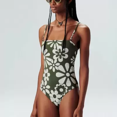 Fato de banho verde-oliva com padrão de flores brancas usado por modelo