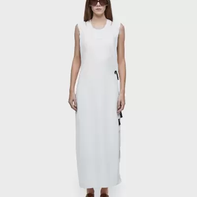Vestido comprido branco sem mangas com detalhes pretos nas laterais