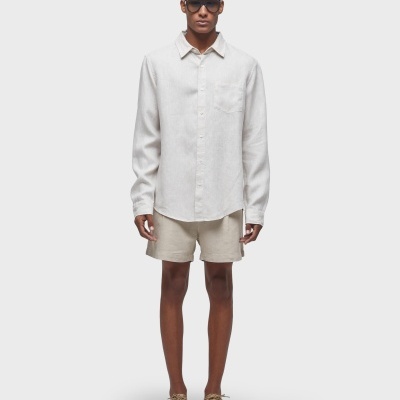 Modela roupa casual bege com óculos escuros