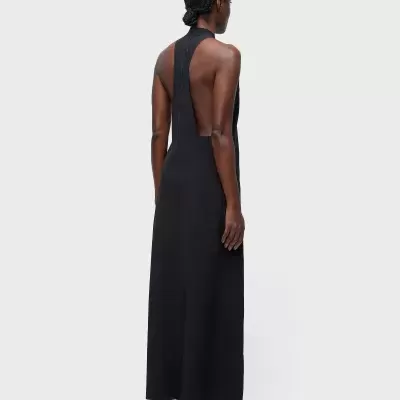 Vestido comprido preto com costas abertas e gola alta