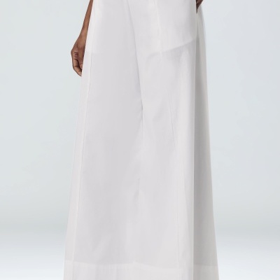 Calça feminina branca larga com bolsos e cintura alta