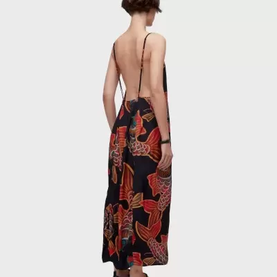 Vestido longo de costas descobertas com padrão de peixes coloridos