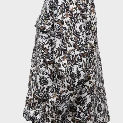 Casaco masculino com padrão floral em preto, branco e castanho