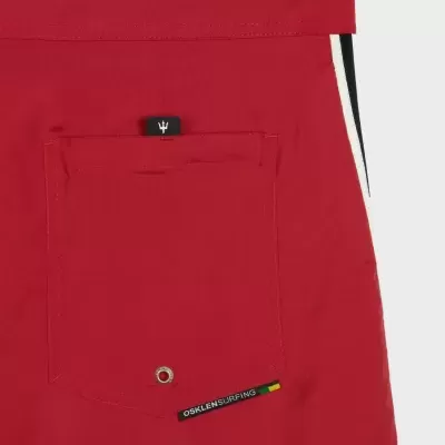 Roupa de banho vermelha com bolso e etiquetas na parte traseira