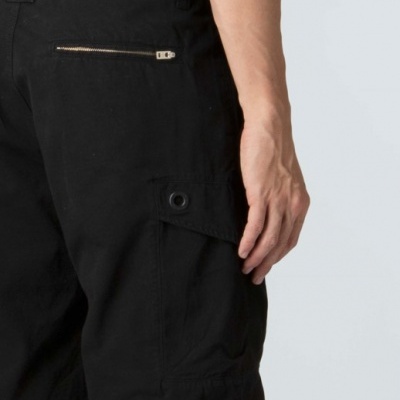 Calções pretos com bolso com fecho e bolso com aba