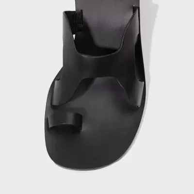 Chinelo preto de tiras largas com suporte para dedão