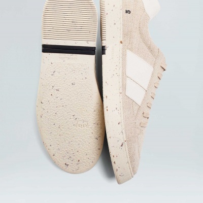 Par de sapatilhas desportivas bege com sola texturada e detalhe branco