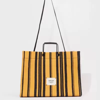 Saco de tecido amarelo com riscas pretas e alça longa preta