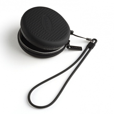 Estojo redondo preto com fecho e alça sobre fundo branco