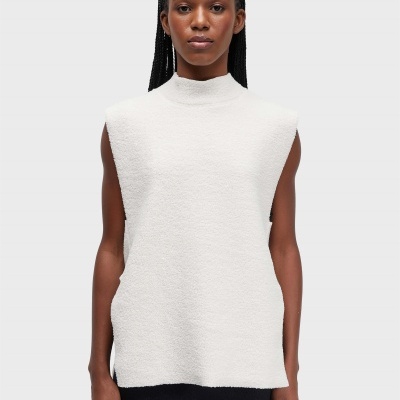 Blusa branca sem mangas com textura felpuda e gola alta