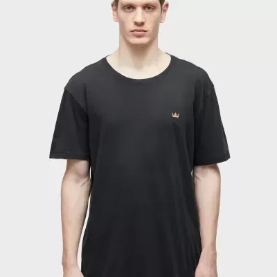 T-shirt preta de manga curta com coroa dourada bordada