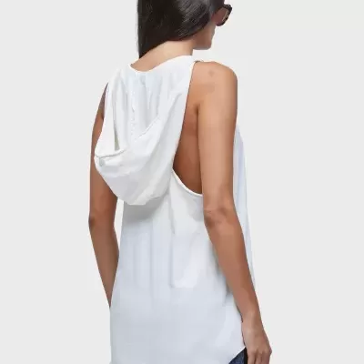 Regata branca com capuz vista de trás com calças azuis