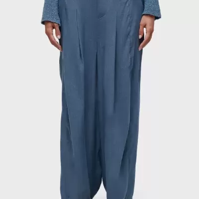 Calças largas azuis com bainha desfiada e sandálias de corda