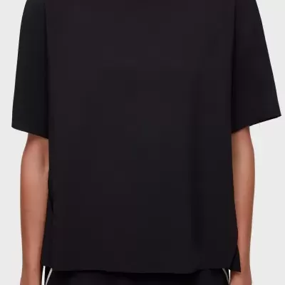 T-shirt preta de manga curta e decote redondo