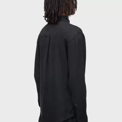 Camisa preta de manga comprida vista de costas