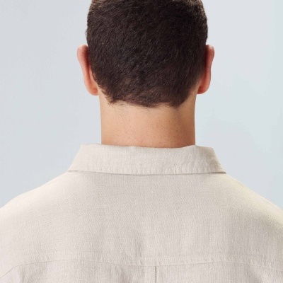 Parte de trás da cabeça de homem com camisa creme colarinho
