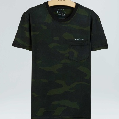 T-shirt camuflada verde escuro e preto com bolso frontal e marca Oaklan