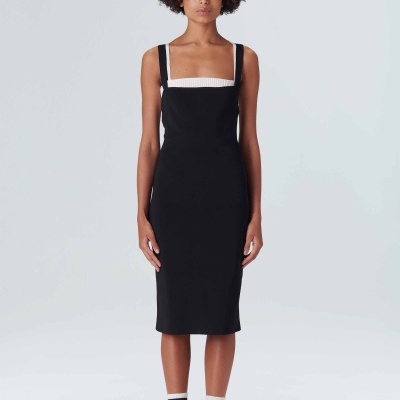 Vestido midi preto de alças largas com detalhe branco, meias brancas com riscas pretas e ténis brancos