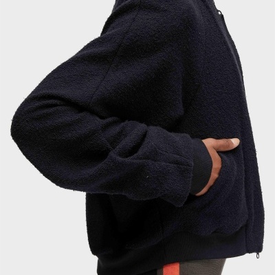 Casaco preto tipo fleece com fecho à frente