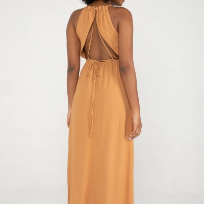 Vestido castanho longo com costas abertas e amarração