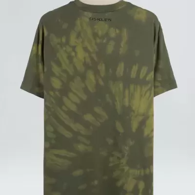T-shirt tie-dye verde e amarelo com texto OSKLEN nas costas pendurada em cabide