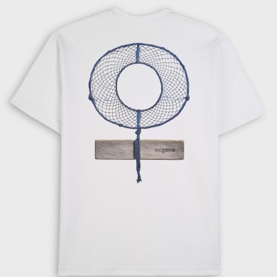 T-shirt branca com estampa de rede azul em círculo e prancha de madeira com texto