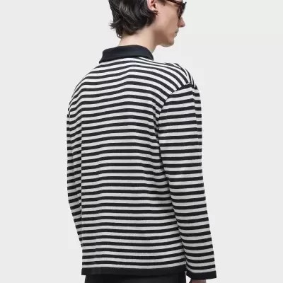 Homem de costas com camisa polo de riscas pretas e brancas