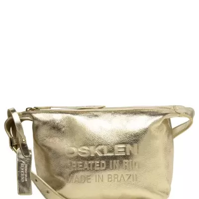 Mala saco dourada metálica com texto gravado e etiqueta pendurada.