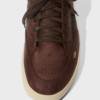 Ténis de pele castanha com atacadores castanhos e sola branca