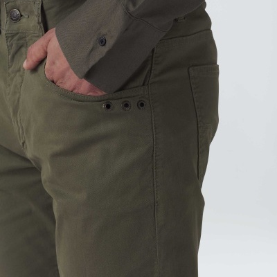 Calças verdes com ilhóses metálicos pretos e camisa verde militar com botão no punho